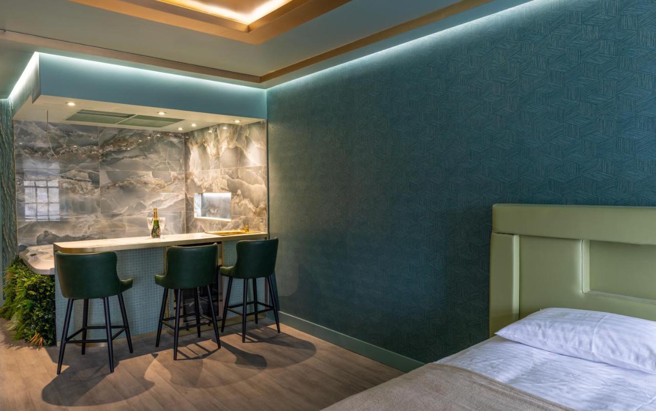 Mischief Aparthotel *